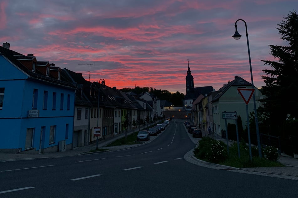 Jeden Montag versammeln sich in der sächsischen Kleinstadt Waldheim zahlreiche Menschen, die mit rechten Parolen durch die Straßen ziehen.