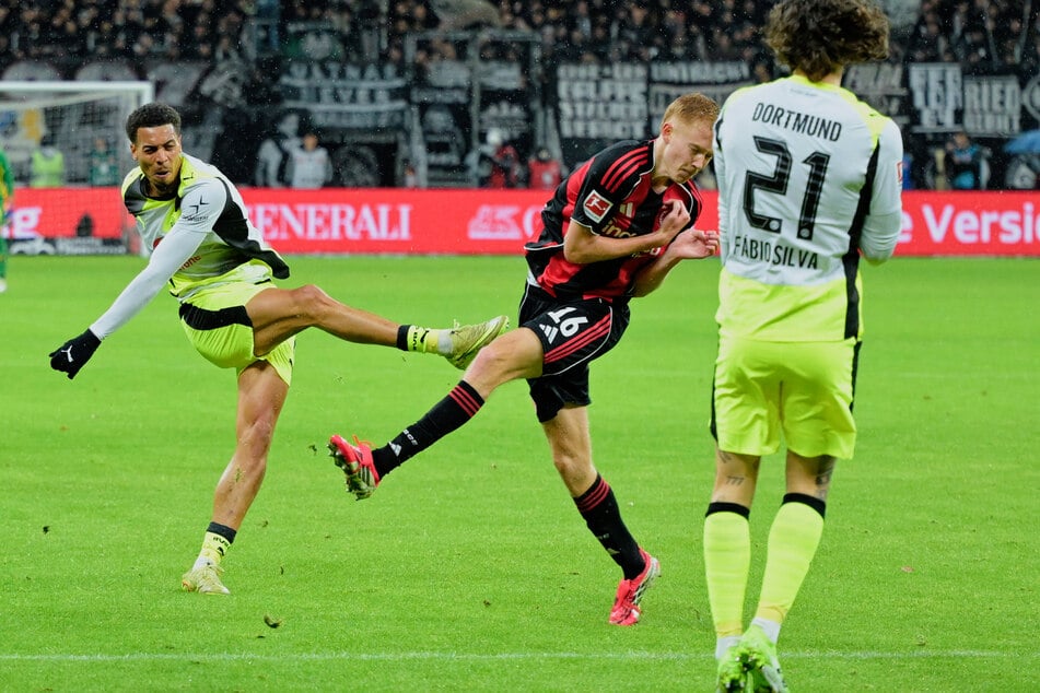 Hugo Larsson (M.) fälscht den Schuss von Felix Nmecha (l.) unhaltbar zum zwischenzeitlichen 2:1 für den BVB ab.