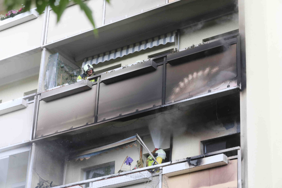 Die Flammen hinterließen gleich an zwei Balkonen des Mehrfamilienhauses ihre Spuren.