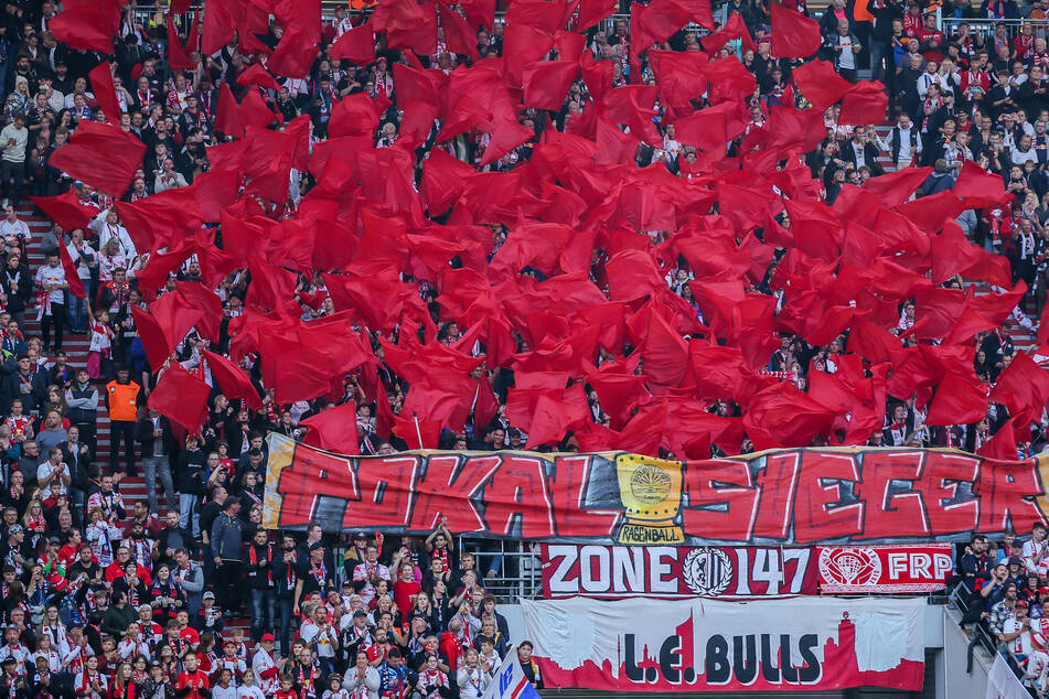 Der HSV zu Gast beim Titelverteidiger RB Leipzig, dessen Fans es sich auch nicht nehmen ließen, noch einmal auf den Erfolg hinzuweisen.