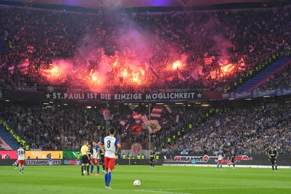 Feuerwehr auf den Rängen: Beim Stadtderby gegen den HSV zündeten die St.-Pauli-Fans ordentlich Pyrotechnik. Dafür wird der Verein nun zur Kasse gebeten.