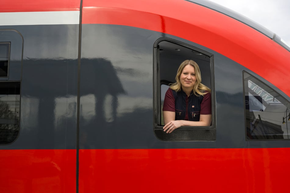 Linda ist seit 2022 Lokführerin bei der Deutschen Bahn in Dresden und verrät, wie sie zur DB gekommen ist.