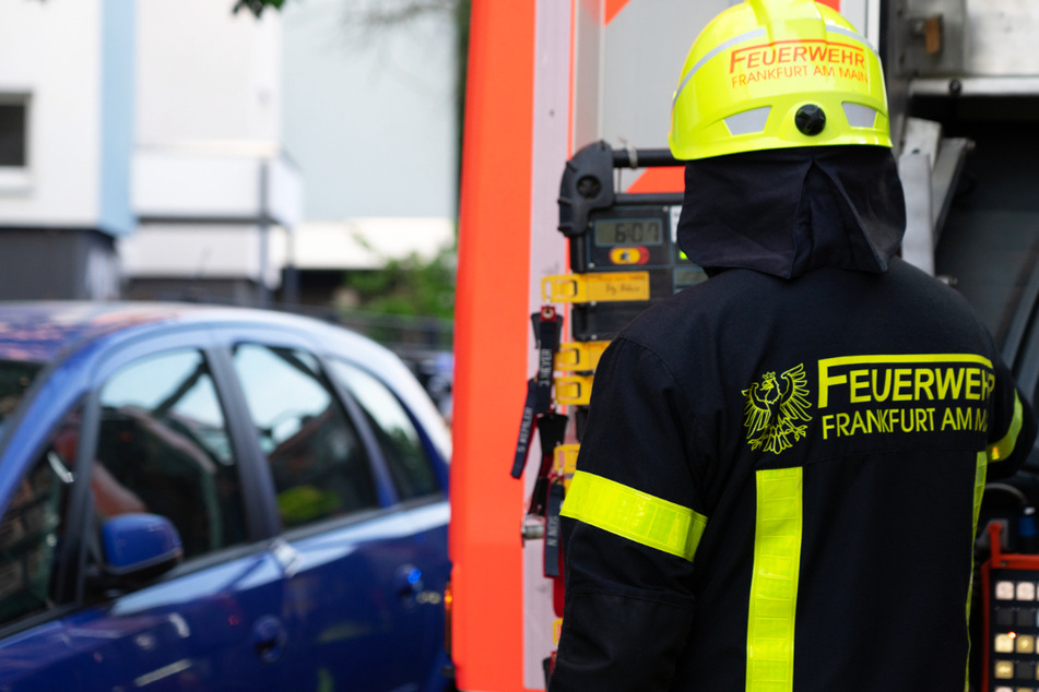 Die Berufsfeuerwehr in Frankfurt am Main wurde am frühen Samstagmorgen wegen eines Brandes in einem Wohn-Hochhaus in Frankfurt-Oberrad alarmiert.