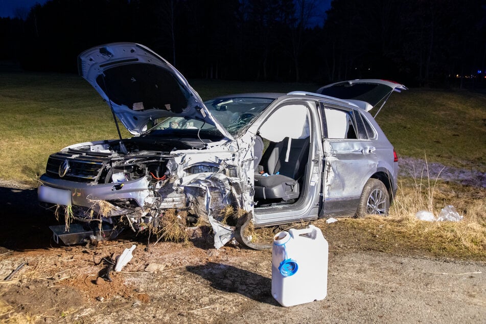 Totalschaden! Dieser VW krachte am Donnerstagabend bei Lengenfeld (Vogtland) mit einem Lkw zusammen.