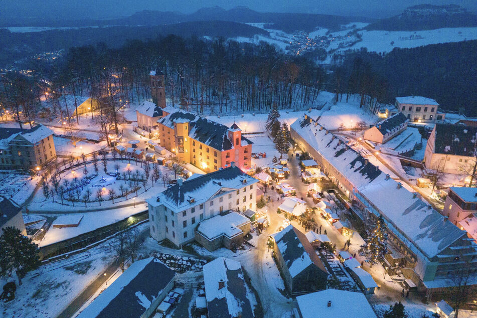 Hell erleuchtet sind die Verkaufsstände auf dem Weihnachtsmarkt auf der Festung Königstein.