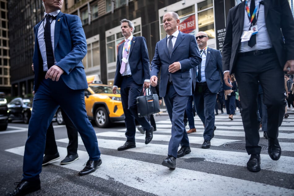 Bundeskanzler Olaf Scholz (66, SPD) geht in Begleitung von Bodyguards durch die Straßen von Manhattan zum Hotel Lotte.