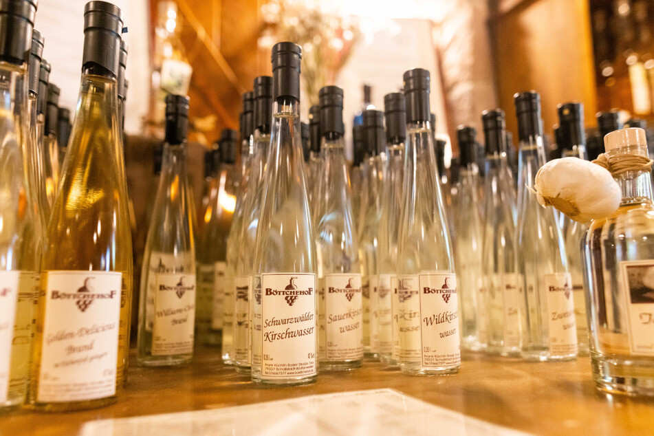 Schallstadt: Flaschen mit verschiedenen Spirituosen, wie Schwarzwälder Kirschwasser oder Zwetschgenwasser, stehen auf einem Tisch zum Verkauf.