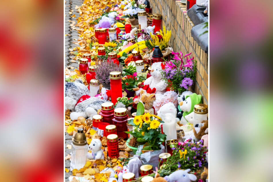 Passanten, Freunde und Bekannte legten zahlreiche Kerzen, Blumen, Plüschtiere und andere Erinnerungen am Unfallort ab.