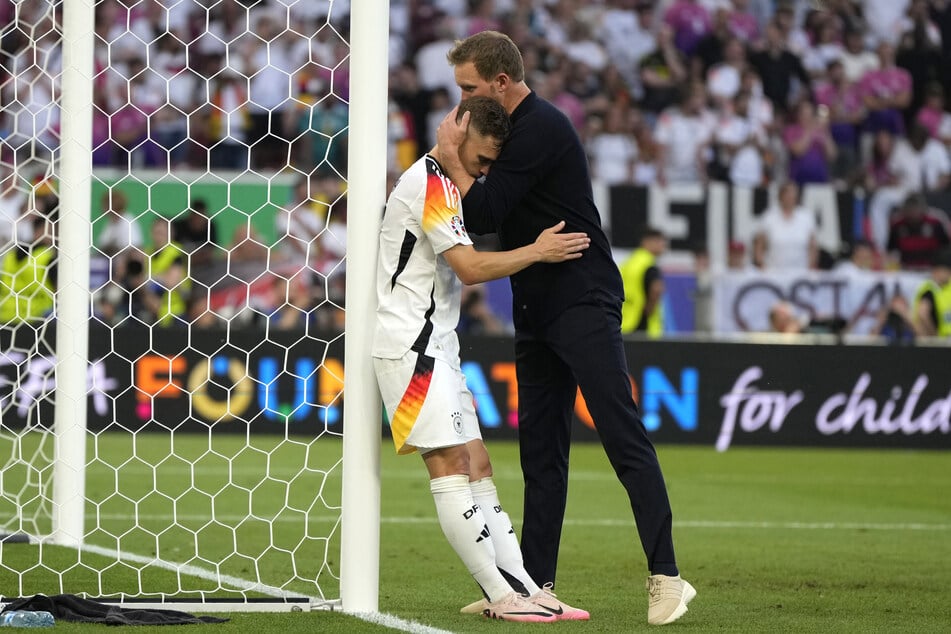 Joshua Kimmich (29, l.) wird nach der Niederlage gegen Spanien von Bundestrainer Julian Nagelsmann (37) getröstet.