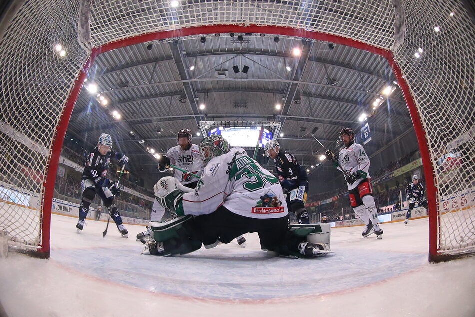 Die Eislöwen um Tomas Andres (l.) bauten im ersten Drittel viel Druck auf Starbulls-Goalie Oskar Autio auf. Doch der Finne hielt da seinen Kasten noch sauber.