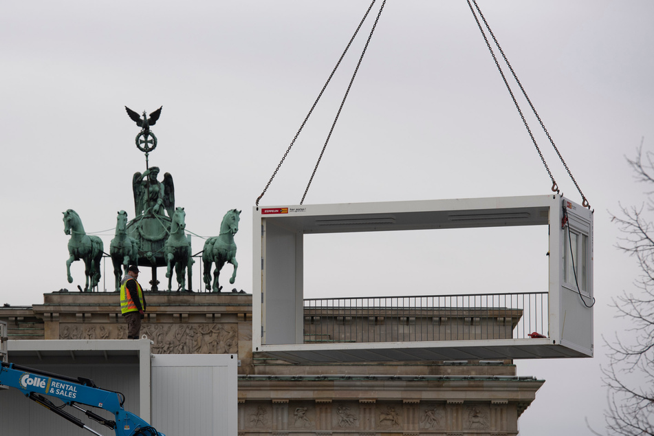 Am Brandenburger Tor laufen die Aufbauarbeiten für die Silvester-Sause.