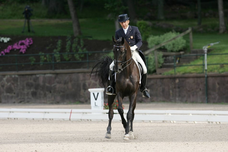 La FEI considera probado que el jinete de doma estadounidense Cesar Parra (62) maltrató a sus caballos durante un largo período de tiempo. Ahora sigue una larga suspensión.
