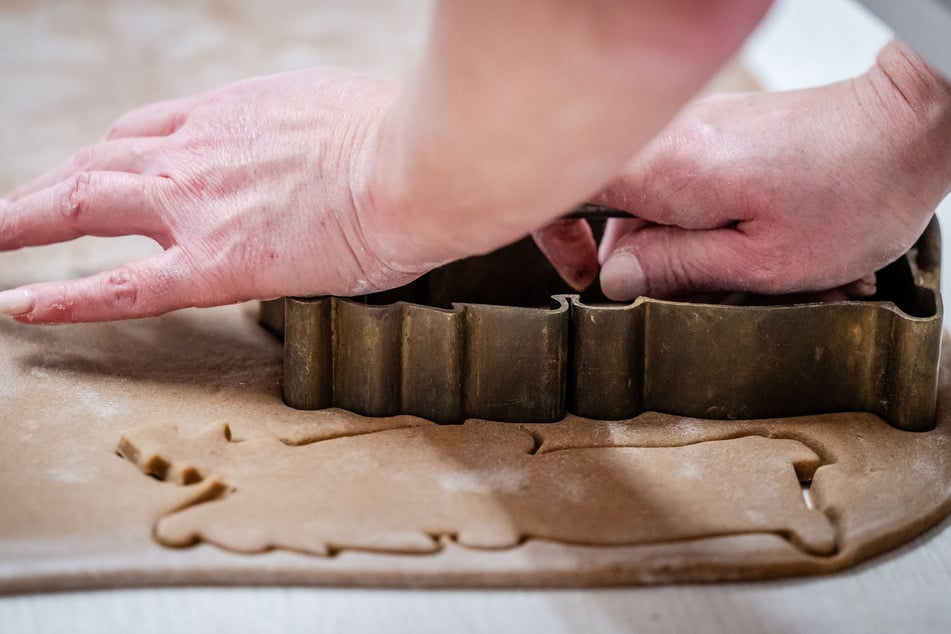 Die Ausstechform für den Weihnachtsmann, der ein Tannenbäumchen im Geschenkes-Sack trägt, ist schon viele Jahrzehnte alt.