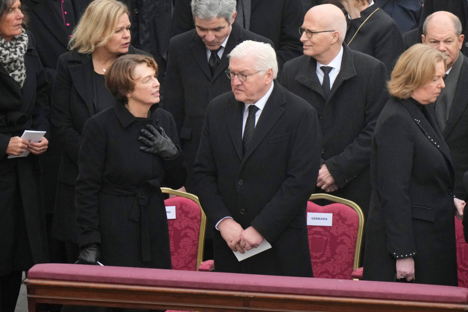 Eine Delegation aus Deutschland mit zahlreichen Politikern nimmt an der Trauerfeier teil.