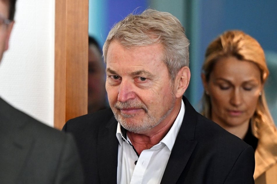 Kinderpsychiater Michael Winterhoff (71) war vom Bonner Landgericht zu einer Freiheitsstrafe von neun Monaten auf Bewährung verurteilt worden.