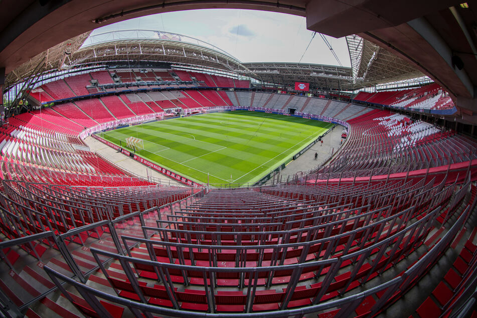 Im Zuge des Turniers übernimmt die UEFA vorübergehend das Hausrecht im Stadion. Damit einher gehen zahlreiche Veränderungen und Umbauten.