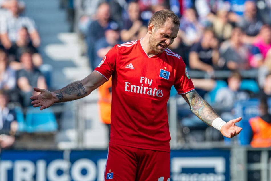 Pierre-Michel Lasogga kann es nicht fassen. Er fällt für die Partie beim 1. FC Köln aus.
