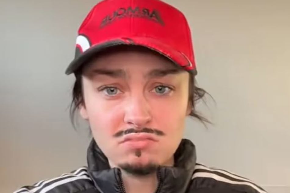 In ihrem kuriosen TikTok-Clip spielt Sydney die Väter einfach selbst.