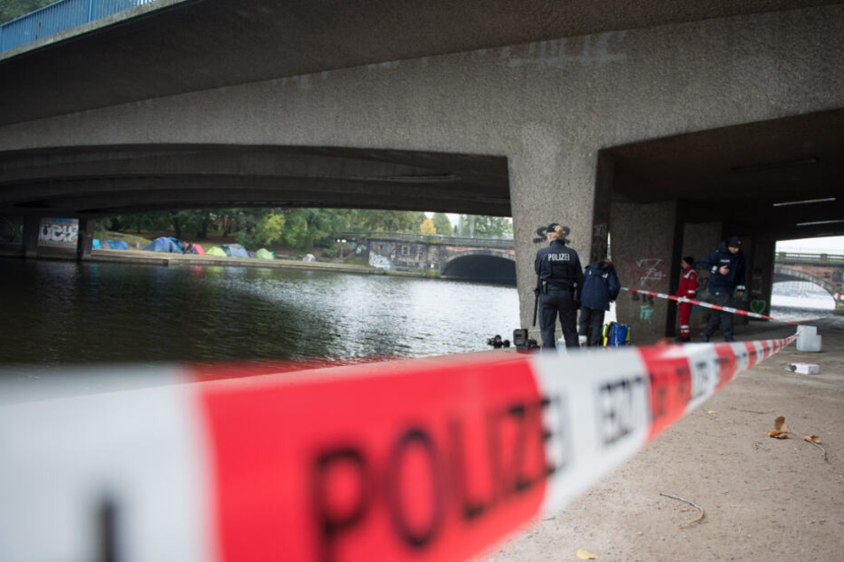 Polizisten haben den Tatort an der Kennedybrücke abgesperrt. (Archivbild)