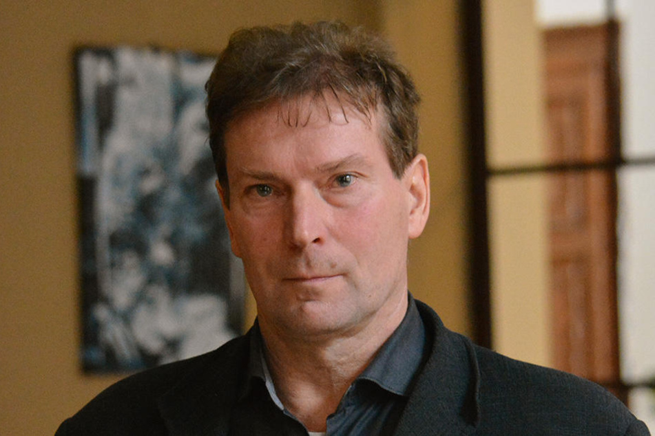 Dr. Steffen Schulze (50) untersuchte die Beweisstücke.