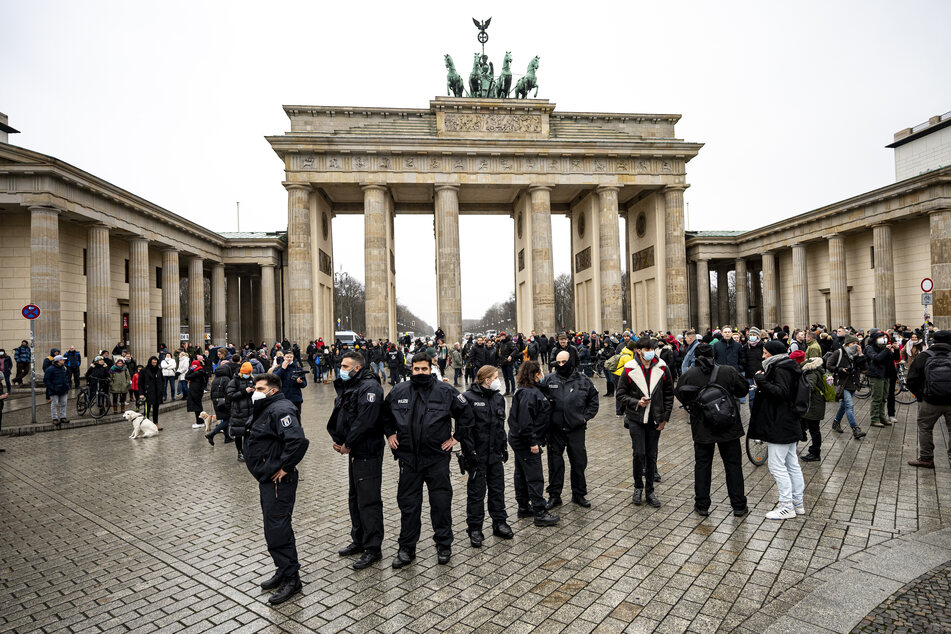 Auch vor dem Brandenburger Tor in Berlin wurde protestiert - und das trotz Demo-Verbot.