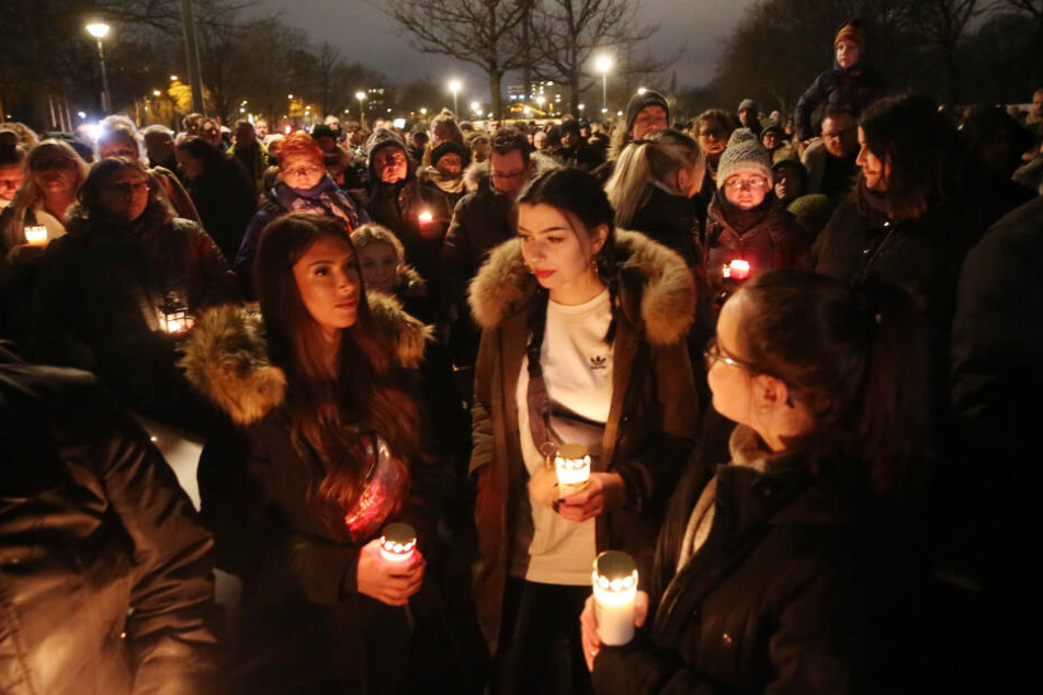 Am Donnerstagabend kamen etwa 1000 Menschen zu einer Trauerveranstaltung am Zoo in Krefeld.