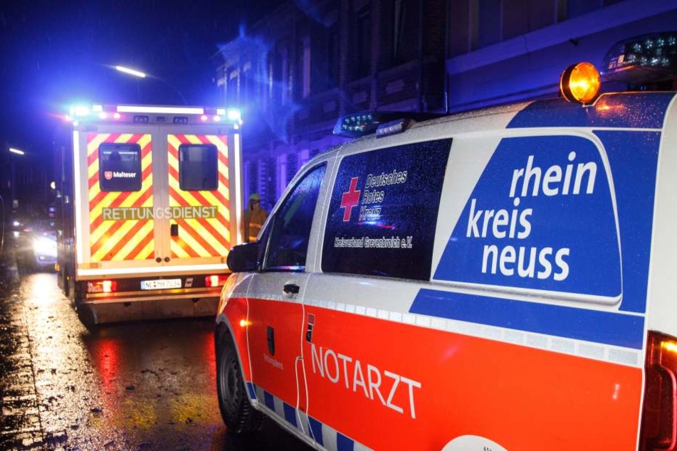 Der Angriff erfolgte am Dienstagabend in Jüchen. Sanitäter und ein Notarzt konnten die Frau mit schweren Verletzungen in ein Krankenhaus bringen.