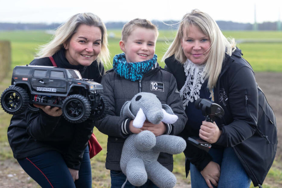 "Lukas Stern" hilft der kleinen Familie: Die Vereinsmitglieder Lynn Heinicke (42, l.) und Daniela Lieberwirth (44) schenkten Ben Spielzeug und bezahlen seiner Mutter den Aufenthalt in Leipzig.
