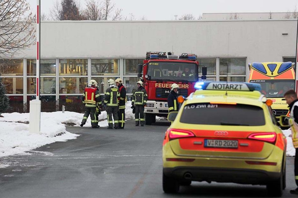 Mindestens zwei Mitarbeiter mussten ins Krankenhaus gebracht werden.