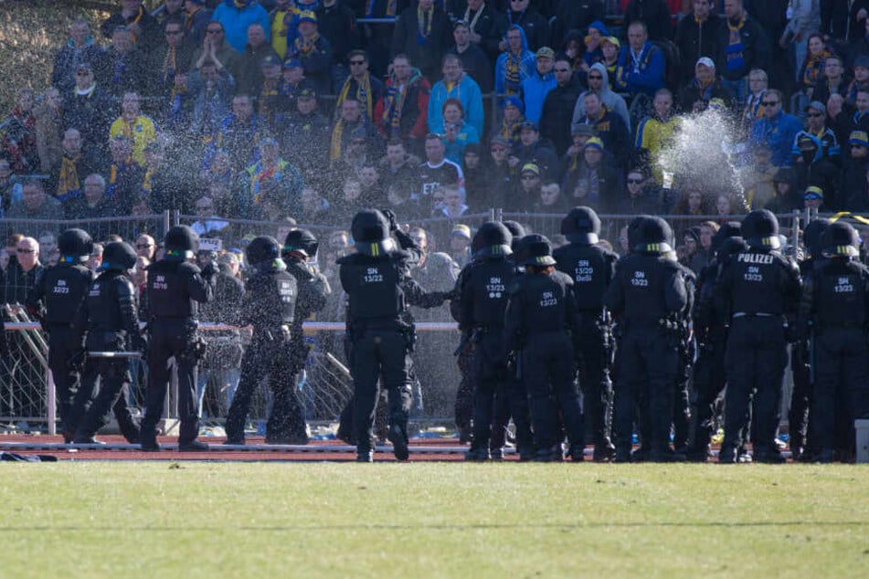 Die Polizisten mussten beim Sachsenpokal-Halbfinale mit Pfefferspray gegen die aggressiven Fußballfans vorgehen.