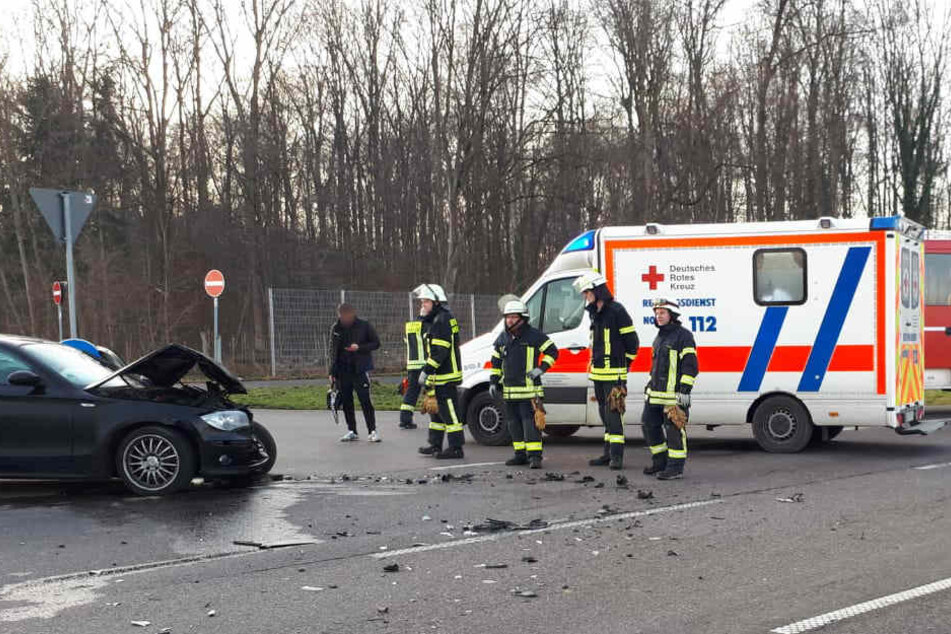 Feuerwehrleute an der Unfallstelle.