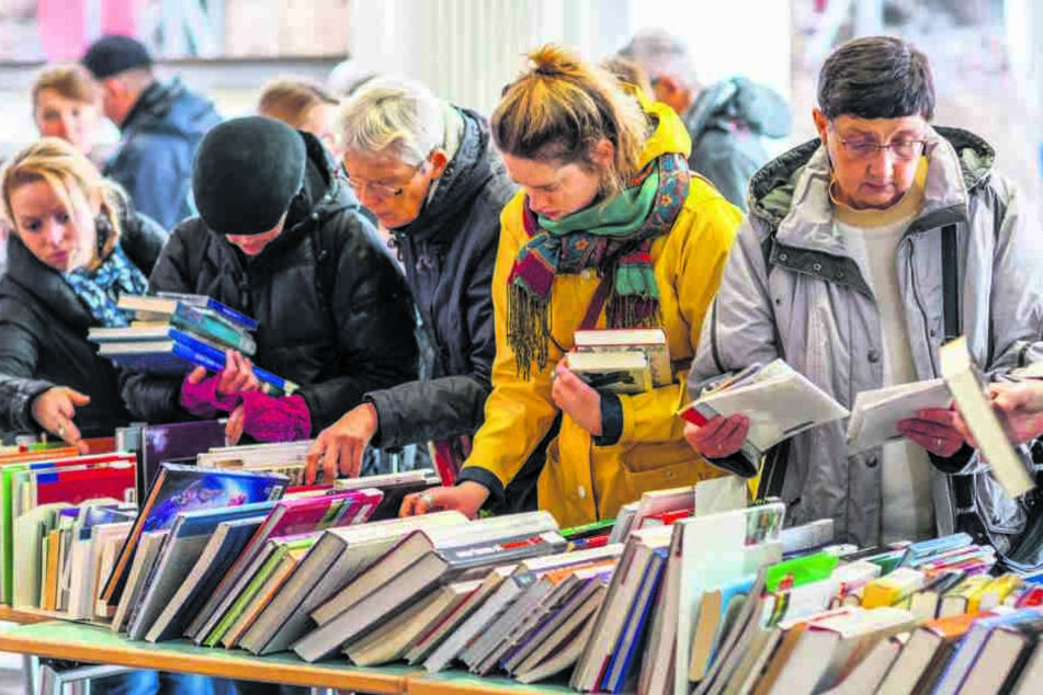 Ran an den (Lese-)Speck: Viele Chemnitzer nutzten am Samstag den Bücherverkauf der Stadtbibliothek. Ende Februar soll der nächste folgen.