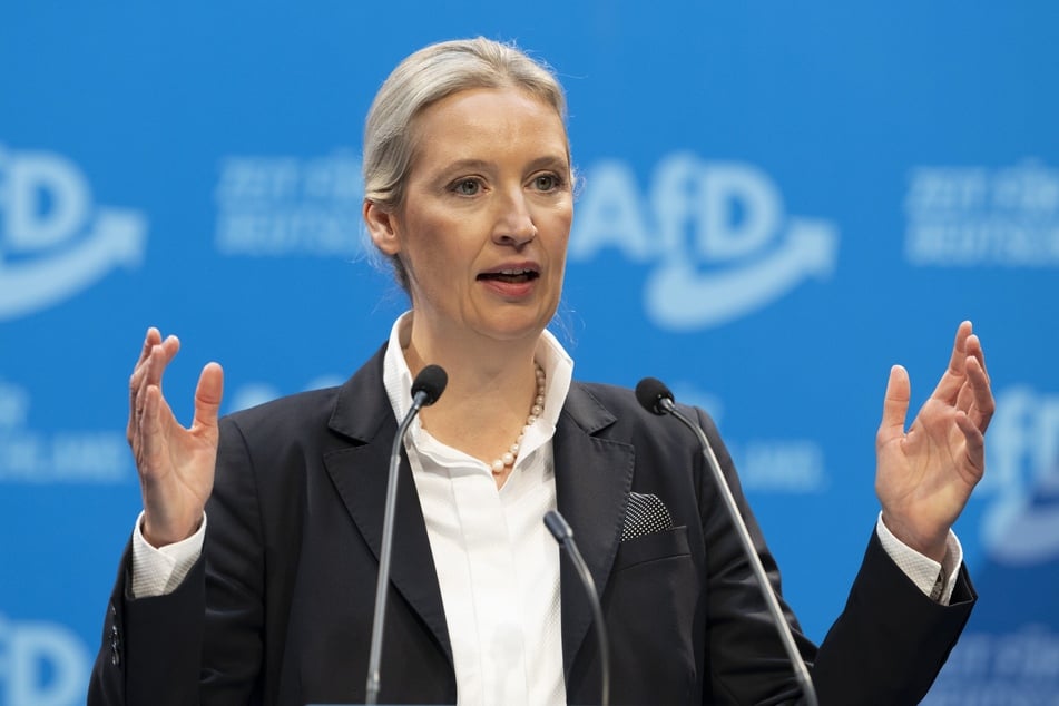 AfD-Kanzlerkandidatin Alice Weidel (46) hat vorsorglich schonmal den Amtseid geleistet.