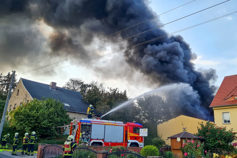 Bei Döbeln war am Montagabend ein Großbrand ausgebrochen.