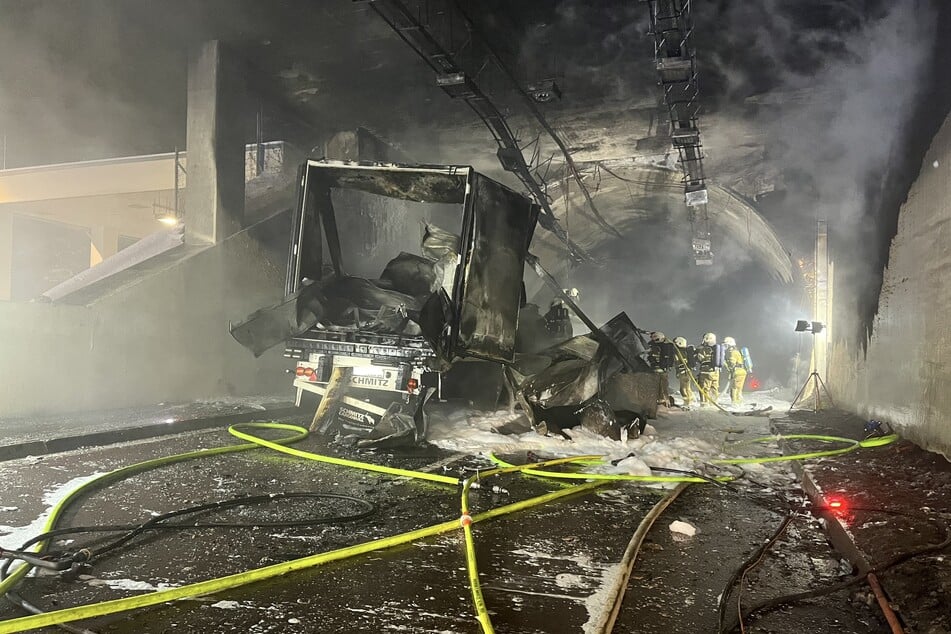 Der Lastwagen wurde durch das Feuer völlig zerstört.