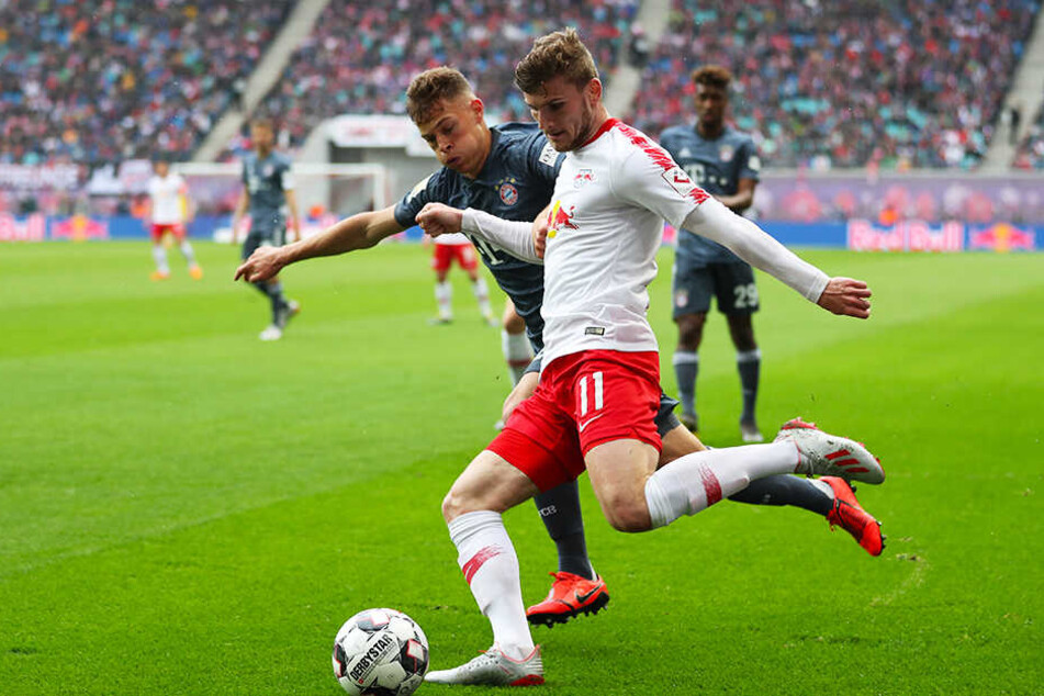 Der FC Bayern München Joshua Kimmich (l.) kann mit einem Sieg bei RasenBallsport Leipzig ((hier im Bild: Timo Werner) Deutscher Meister werden.