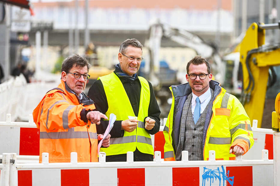 Bis Ende April ist Reinhard Koettnitz (64, l.) noch Chef im Straßenamt. Am Freitag erklärte er DVB-Boss Andreas Hemmersbach (50, M.) und Baubürgermeister Raoul Schmidt-Lamontain (42, Grüne) den Baufortschritt.