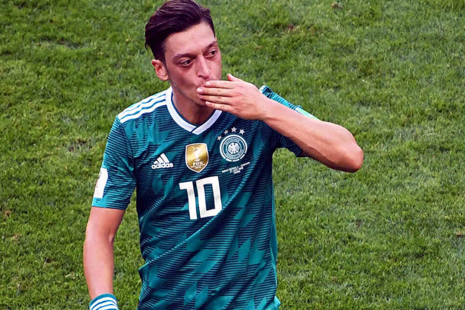 Mesut Özil hat den Bundestrainer Joachim Löw scheinbar nicht vorab über seinen Rücktritt aus der Nationalmannschaft informiert.