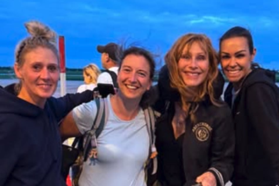 Schauspielerin Andrea Sawatzki (62, z.v.r.) startete am Dienstag mit Tierschützerin Sabina Peschke (r.) und zwei weiteren Hundeliebhabern nach Rumänien.