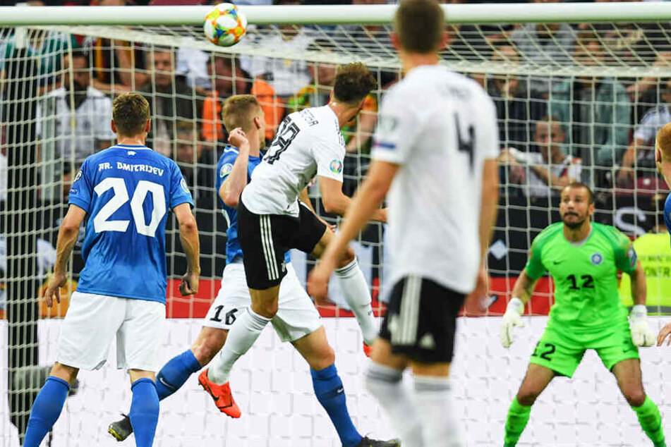 Leon Goretzka (3.v.l.) köpft zum 3:0 für Deutschland ein.