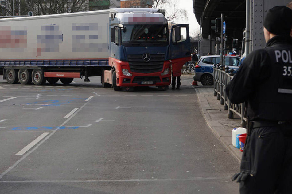 Ob es sich bei der Frau um eine Fußgängerin oder Fahrradfahrerin handelte, war noch nicht bekannt.