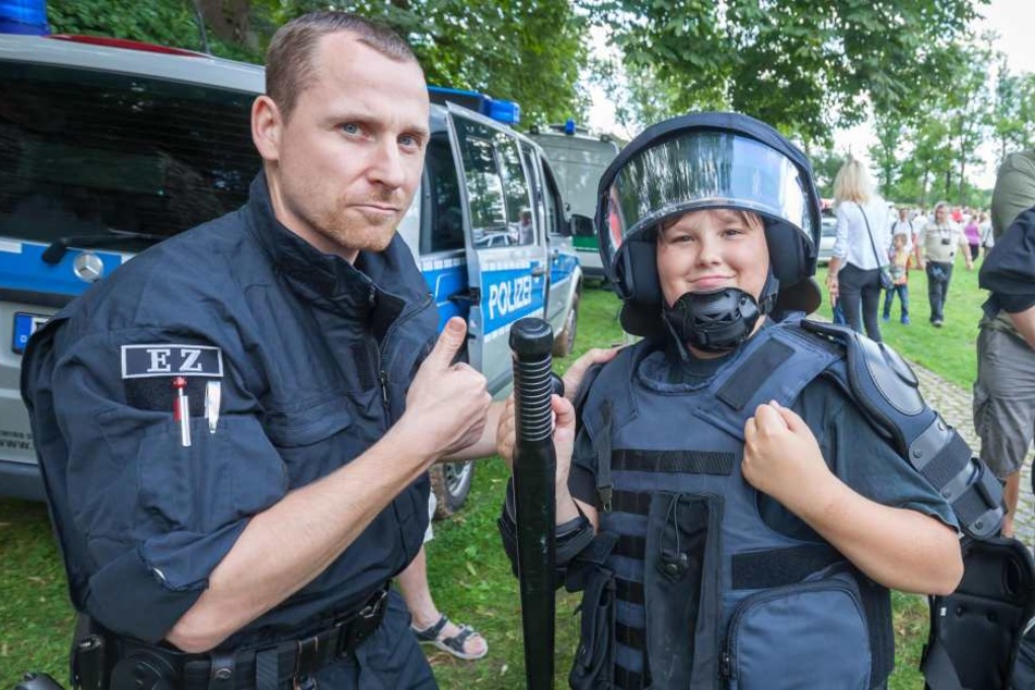 Tim Mak (19, r.) probierte unter Anleitung von Polizeimeister Maik Pahl (32) die Schutzausrüstung an.