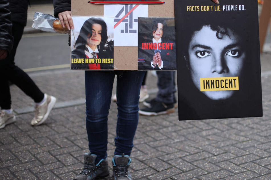 Auch in London gab es Protest gegen den Film: Ein Michael-Jackson-Fan protestiert mit Schildern vor dem Hauptsitz des Fernsehsenders Channel 4 gegen die Ausstrahlung der Dokumentation.