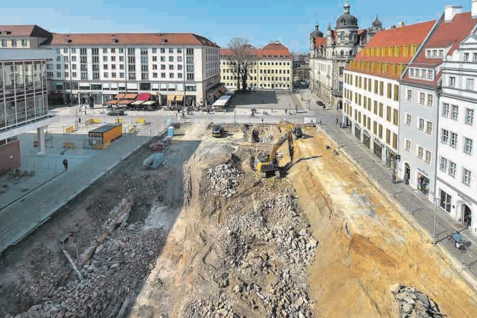 Das Baufeld gestern von oben. Hinten das Taschenbergpalais.