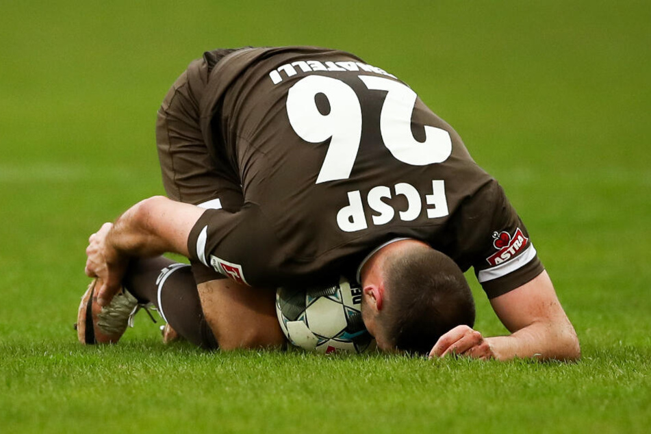 Nach einem Foulspiel kniete der Mittelfeldspieler auf dem Boden und hielt sich den Knöchel.