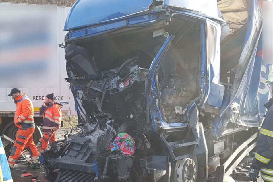 Das Führerhaus des Lkw wurde stark beschädigt.