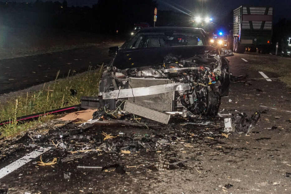 Der Wagen wurde bei dem Aufprall völlig zerstört.