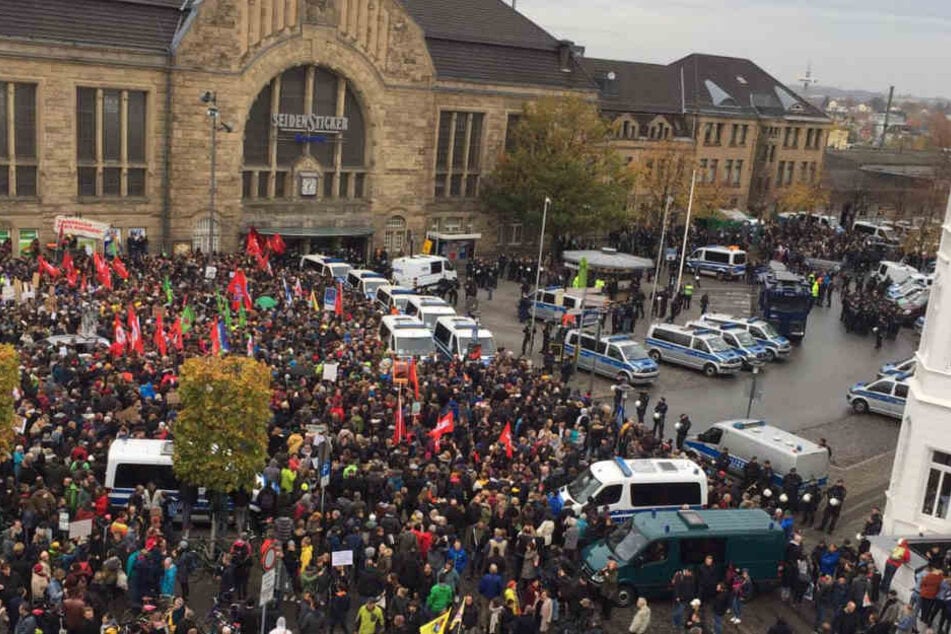 Tausende Demonstranten haben sich am Bielefelder Bahnhof eingefunden.