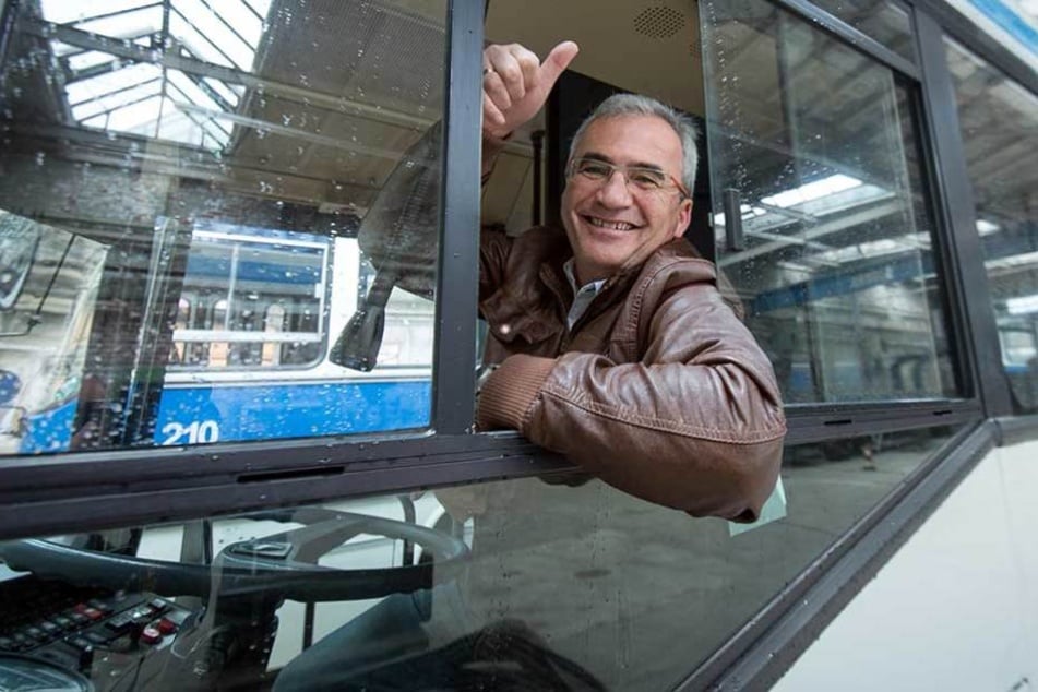 Am Steuer saß Frank Stecher (56), der den dienstältesten Chemnitzer Niederflurbus von Anfang an kannte.