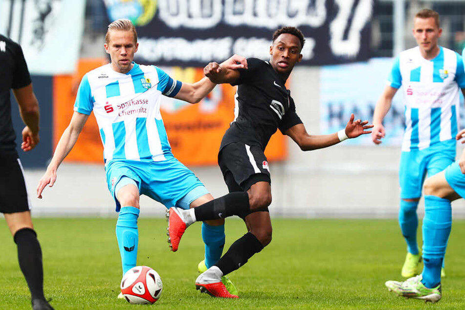Dennis Grote (l., im Zweikampf mit Rathenows Kevin Adewumi) will sich mit dem Wiederaufstieg in die 3. Liga und dem Gewinn des Sachsenpokals vom Chemnitzer FC verabschieden.